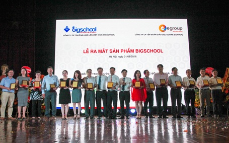 Thầy giáo tuổi 60 ra mắt dự án "startup" Bigchool.vn - 3 Ông Nguyễn Ngọc Thủy và ông Lê Thống Nhất trao tặng kỷ niệm chương cho các đối tác và các thành viên ban cố vấn của Bigschool.