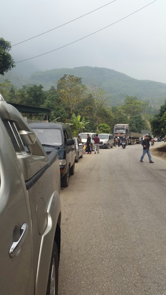 Chồng kêu gào thảm thiết bên thi thể vợ dưới bánh xe container - 6
Khoảng 6h sáng nay, giao thông qua điểm xảy ra tai nạn vẫn khó khăn.