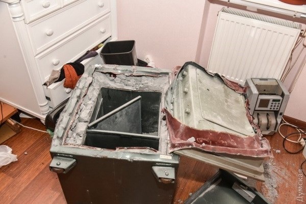 
Két sắt bị cạy phá. (Nguồn: nguoivietukraina.com)
