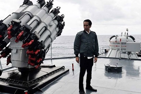 Indonesia phá âm mưu của Trung Quốc ở Biển Đông - 1 Tổng thống Indonesia Joko Widodo trên chiến hạm thăm đảo Natuna ngày 23-6.