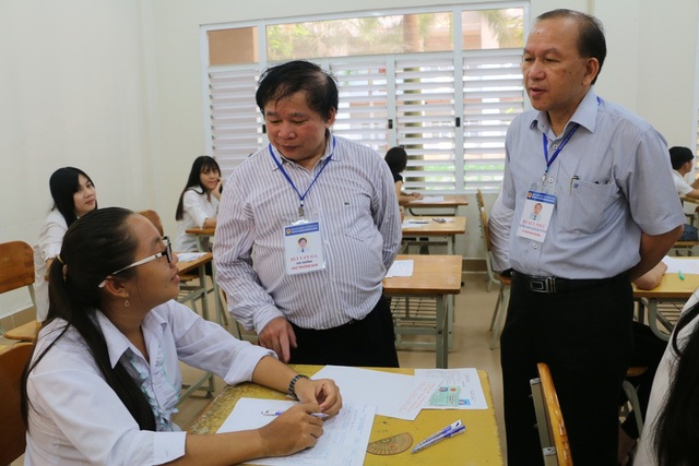 Thứ trưởng Bùi Văn Ga ngoài việc đến kiểm tra công tác tổ chức kỳ thi THPT Quốc gia tại cụm thi An giang, Thứ trưởng còn ân cần thăm hỏi động viên các thí sinh