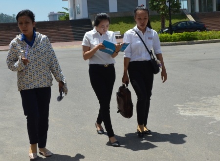 
Thí sinh Quảng Ngãi xem lại bài giải sau khi kết thúc thi môn Toán. (Ảnh: Hồng Long)
