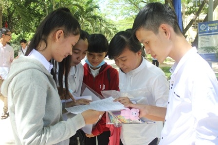 Các thí sinh bàn luận về đề thi môn Toán. (Ảnh: Minh Giang)