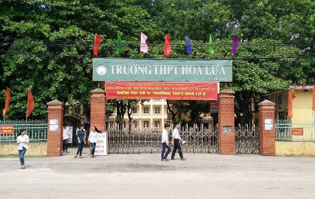 Đề Văn dễ, nhiều thí sinh ra sớm - 12 Chưa hết giờ làm bài môn Văn, nhiều thí sinh tại điểm thi trường THPT Hoa Lư A đã ra khỏi phòng thi.