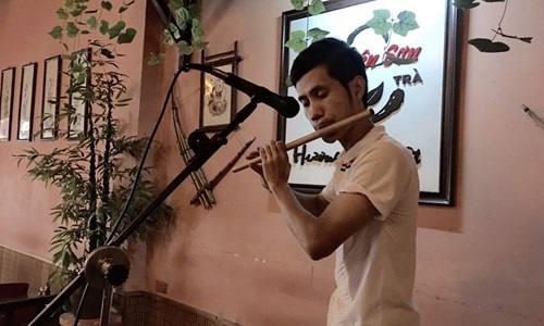 Chàng “mục đồng” đam mê sáo trúc - 1
Phạm Anh Tuấn phiêu diêu với cây sáo trúc.