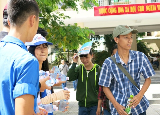 Trời nắng nóng gay gắt, nhưng các thí sinh phấn khởi tươi tắn sau buổi thi môn Địa lý dễ thở.