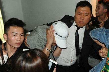 Du lịch Việt “ê mặt” với sao ngoại: “Thánh” bị đấm và “soái ca” bị cào cấu - 1 Seungri của nhóm Big Bang phải ôm đầu khi bị các fan Việt… cào cấu.