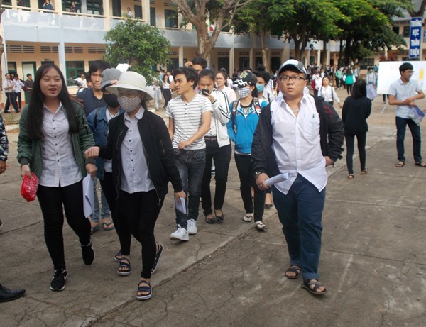 
Các thí sinh kết thúc môn thi Ngoại ngữ trong tâm trạng khá thoải mái. (Ảnh: Thiên Thư)
