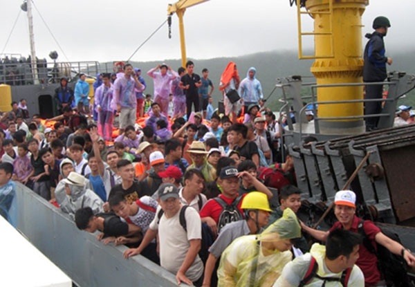 Chọn tour du lịch tránh “ôm hận” mùa mưa bão - 1 Do ảnh hưởng của mưa bão, hơn 2 nghìn du khách bị mắc kẹt nhiều ngày trên đảo Cô Tô, tỉnh Quảng Ninh hồi cuối tháng 7/2015 (Tàu hải quân đưa khách mắc kẹt về đất liền)