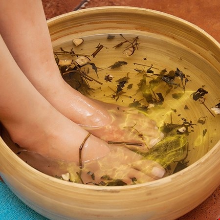 Bệnh nào là ‘mốt’ quanh năm? - 1 Để giải cảm, nên tận dụng khoảng thời gian 30 phút phải “bình chân như vại” khi ngâm chân để thiền định hay nghe vài bản nhạc hòa tấu êm dịu.