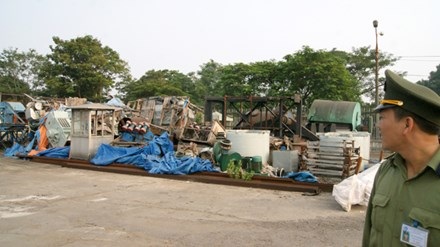Máy móc nhập khẩu hàng trăm tỷ đồng “đắp chiếu” - 1
Đống máy móc, thiết bị của các đơn vị thành viên Vinashin (nay là SBIC) vứt chồng chất, hư hỏng tại góc cảng Hải Phòng. Ảnh: Phạm Thanh