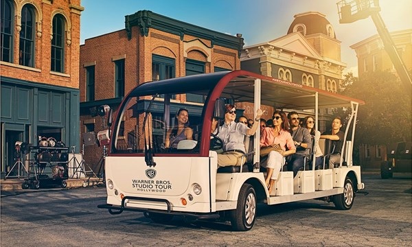 Tour vòng quanh 10 phim trường tuyệt nhất thế giới - 1 Du khách thích thú khi thăm phim trường của Waner Bros trong khi các đoàn phim đang hoạt động sôi nổi - Ảnh Waner Bros