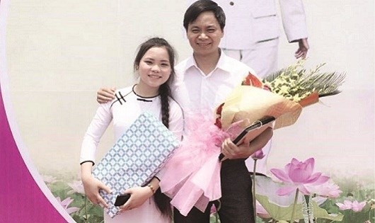 Ước mơ của nữ sinh đạt điểm cao nhất nước - 1 Nữ sinh Nguyễn Thị Huệ và thầy giáo chủ nhiệm.