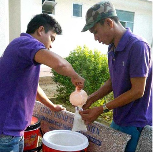 
Anh Lâm (bên phải) và người bạn chuẩn bị cháo mỗi tuần. Ảnh: CC 
