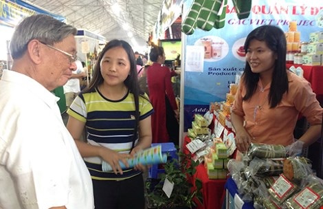 Sinh viên tất bật làm thêm ngày tết - 1 Các SV đang bán hàng thời vụ trong những ngày giáp tết. Ảnh: P.ĐIỀN