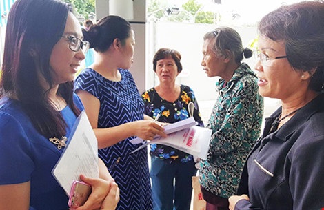 Người thành thị chống chọi với trầm cảm - 1 Dù buổi nói chuyện đã kết thúc, nhiều người vẫn nán lại để hỏi người phụ trách Nhà văn hóa Phụ nữ (bìa trái) xem khi nào có chuyên đề tương tự để họ tham gia. Ảnh: HỒNG MINH