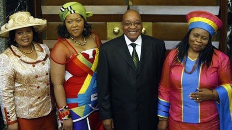 Lối sống xa hoa của Tổng thống Jacob Zuma làm mất lòng dân - 1 Jacob Zuma và các bà vợ.
