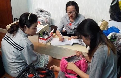 Kiếm tiền từ... ký gửi đồ cũ - 1
Kiểm tra quần áo của khách trước khi nhận ký gửi tại Give Away (quận 10, TP.HCM).
