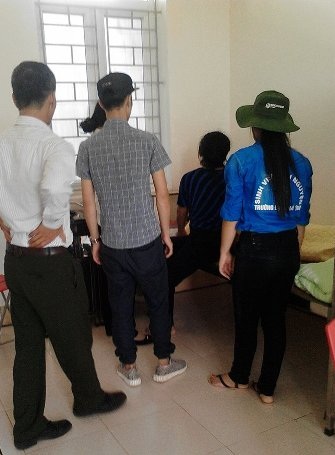 Một thí sinh phải bỏ thi giữa chừng vì ốm - 1 Các bác sĩ đang tiến hành cấp cứu cho em Ánh.