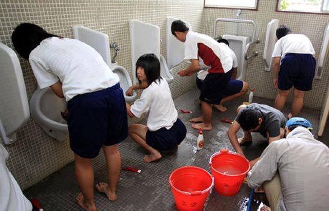 Vì sao người Nhật cứ nhìn thấy rác là nhặt? - 1 Học sinh Nhật Bản ngày nào cũng phải dọn vệ sinh ở trường (Ảnh: Mje Magazine)