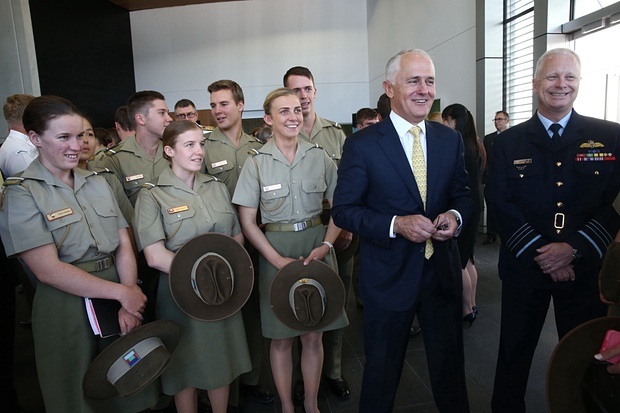 Úc tăng chi tiêu quốc phòng 21 tỷ USD, mua 12 tàu ngầm mới - 1
Thủ tướng Úc Malcolm Turnbull chụp ảnh cùng các học viên sĩ quan tại Học viện Quốc phòng Úc ở Canberra sáng ngày 25/2 (Ảnh: Guardian)