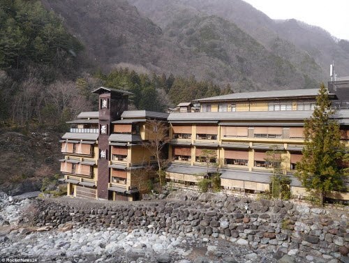 Khám phá bên trong khách sạn lâu đời nhất thế giới ở Nhật Bản - 1 Khách sạn Nishiyama Onsen Keiunkan xây dựng vào năm 705 sau Công nguyên tại tỉnh Yamanashi, Nhật Bản. Với 1.311 năm tuổi cho đến nay, đây là khách sạn lâu đời nhất thế giới.
