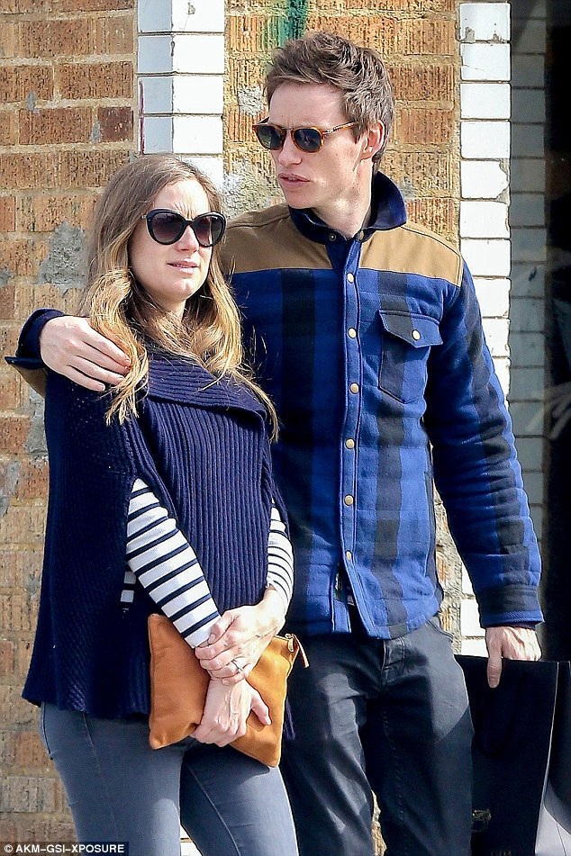 "Cô gái Đan Mạch" Eddie Redmayne nam tính khóa môi "bà xã" trẻ đẹp - 1
Eddie Redmayne cùng bà xã Hannah đi mua sắm và dạo phố tại Los Angeles, Mỹ, ngày 6/3.