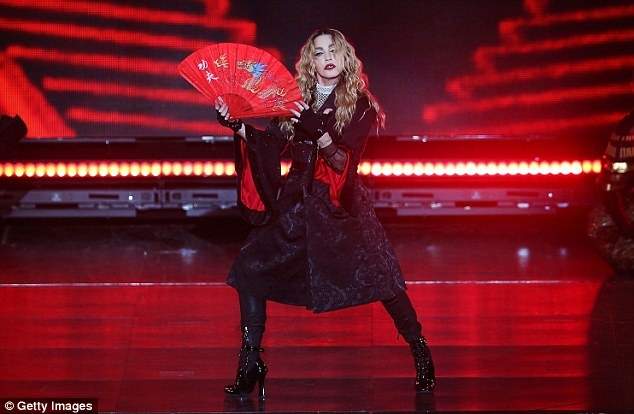 Madonna gây sốc khi kéo tuột áo fan nữ ngay trên sân khấu - 6
Nữ ca sĩ 57 tuổi bị chỉ trích hát nhép và không tỉnh táo khi biểu diễn.