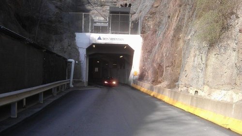 
Bên ngoài nhà kho tổng của hãng Iron Moutain Inc.
