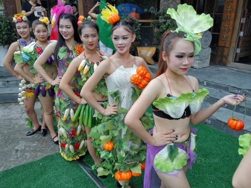 Gái trẻ sexy với thời trang củ quả xôn xao trên phố - 1 Gái trẻ sexy với thời trang củ quả xôn xao trên phố - 1