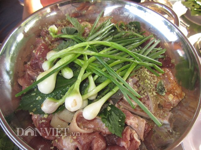 Về Ninh Thuận ăn dê hấp lá tía tô - 1
Chuẩn bị món dê hấp lá tía tô.