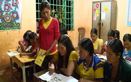 Lớp học đặc biệt của “U50” ở buôn Phơng - 1 Lớp học ở buôn Phơng do chị H’Hồng Kđoh mở luôn thu hút đông đảo chị em tham gia. (ảnh: D.H)