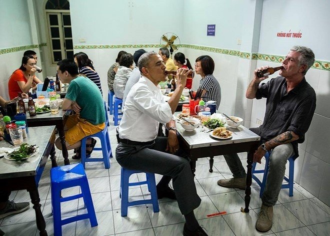 Những nguyên thủ thế giới dùng bữa tại quán bình dân - 1
Tổng thống Obama ngồi ghế nhựa, ăn bún chả, uống bia ở quán bình dân Hà Nội.