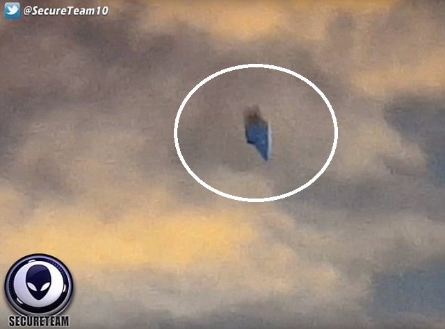 UFO hình thù kì dị lơ lửng trên bầu trời Mỹ - 1
UFO xuất hiện với hình thù kì lạ trên bầu trời bang Ohio.