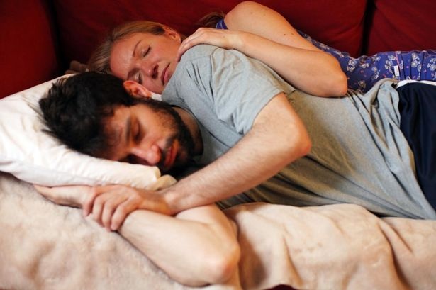 Thuê trai lạ về ôm những lúc xa chồng - 1