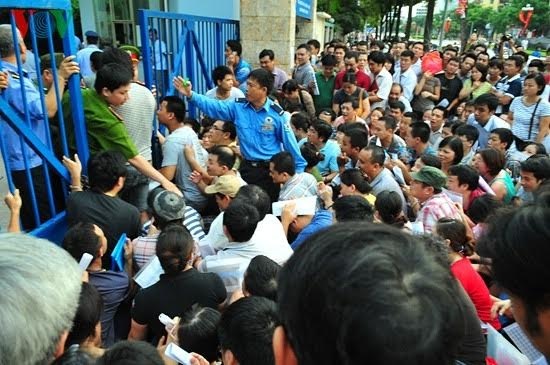Hé lộ chiêu trò chạy trường được nhiều phụ huynh “rỉ tai” - 1
Phụ huynh đạp đổ cổng trường xin học cho con vào trường Thực nghiệm, Hà Nội (Ảnh: IT).