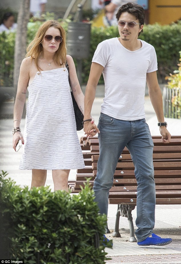 
Lindsay và Egor Tarabasov lọt vào ống kính của giới săn tin khi đang nắm tay nhau đi dạo tại Mandrid, ngày 9/6.
