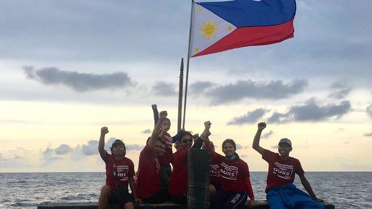 Ngư dân Philippines hi vọng gì từ phán quyết về vụ kiện Biển Đông? - 1
Một nhóm các nhà hoạt động chụp ảnh cùng quốc kỳ Philippines tại bãi cạn Scarborough (Ảnh: AFP)