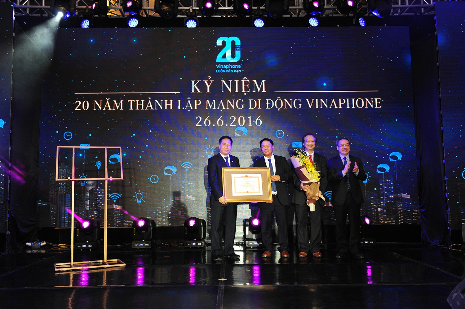 Vinaphone kỷ niệm 20 năm thành lập - 1
Lãnh đạo Bộ Thông tin và Truyền thông trao bằng khen cho VNPT VinaPhone