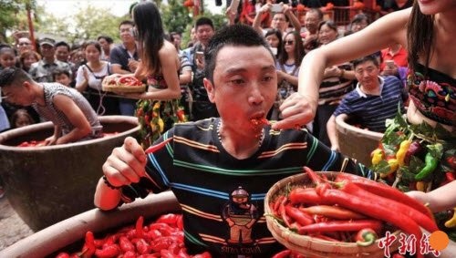 Trung Quốc: Người đàn ông ăn một lúc hết 47 quả ớt cay xé - 1
Cuộc thi ăn ớt được tổ chức tại tại thành phố Lệ Giang.