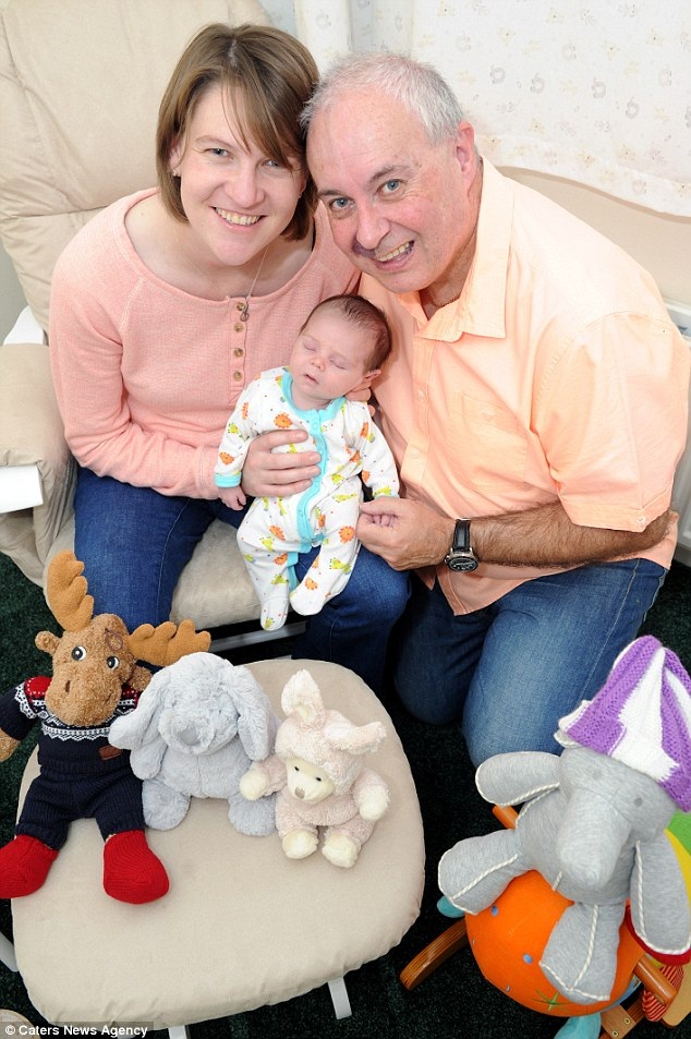 Cặp vợ chồng cách nhau 26 tuổi đón con đầu lòng - 1