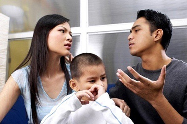 Kết quả hình ảnh cho Đêm tái hôn, mặc cho con em khóc khản giọng gọi mẹ ngoài cửa, chồng vẫn nằng nặc: Phải luyện cho nó quen đi