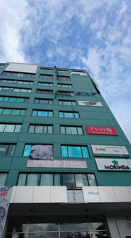 Hà Nội: Cột thu phát sóng gãy văng vào cao ốc, 1 người tử vong - 3
Chiều cùng ngày, 2 đoạn của cột thu phát sóng vẫn lơ lửng trên toà nhà.