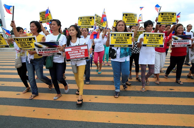 Người Philippines đổ ra đường ủng hộ phán quyết vụ kiện Biển Đông - 3
Người Philippines tuần hành trong hòa bình sau phán quyết của tòa.