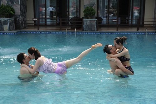 Thi hôn nhau dưới nước với nhiều tư thế "khó đỡ" - 1 Thi hôn nhau dưới nước với nhiều tư thế "khó đỡ" - 1
