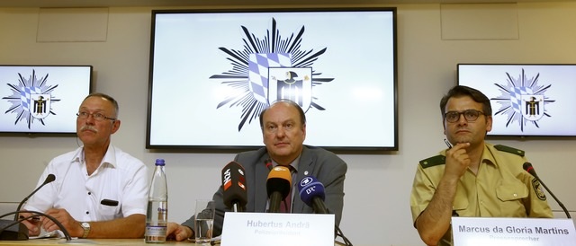 
Cảnh sát trưởng Munich Hubertus Andra (giữa) và các quan chức tại cuộc họp báo (Ảnh: Reuters)
