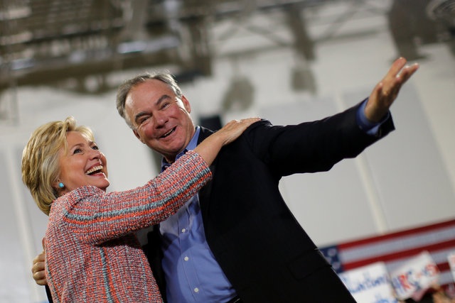 Chân dung "phó tướng" được bà Clinton giữ bí mật đến phút chót - 2
Bà Clinton và ông Tim Kaine xuất hiện cùng nhau ngày 22/7 (Ảnh: Reuters)