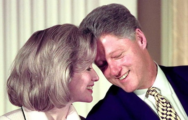 
Hillary Clinton và Bill Clinton yêu nhau từ thời cùng học luật tại Đại học Yale năm 1970 và kết hôn năm 1975. Cặp đôi chỉ sinh một người con - Chelsea Clinton.
