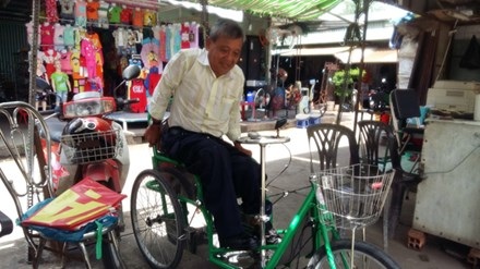 Người làm “nghề cổ” - 1
Ông Hiếu lên xe một cách khó nhọc.