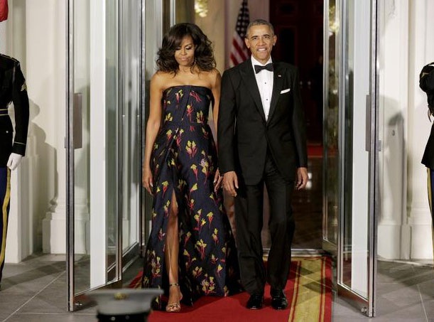 Những bộ trang phục ấn tượng nhất của đệ nhất phu nhân Mỹ Michelle Obama - 2
Bà Michelle mặc bộ váy quây xẻ cao thanh lịch mà không kém phần gợi cảm trong tiệc tối chiêu đãi Thủ tướng Canada Justin Trudeau hồi tháng 3/2016.